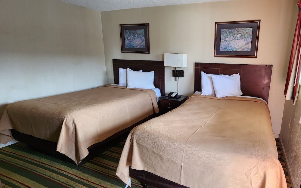 TRAVELER'S MOTEL view 5