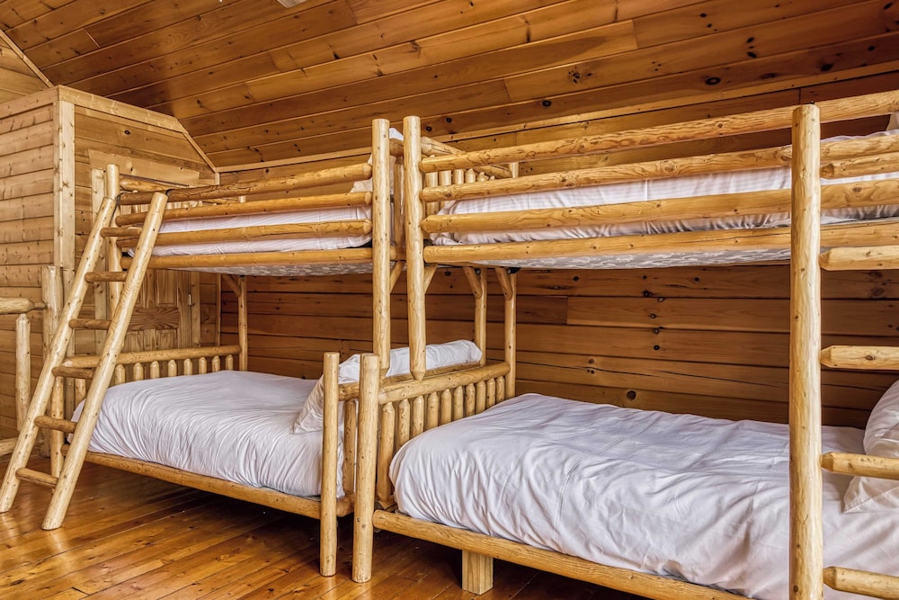 Hot Tub, Game Room, Movie Theater, View Sleeps 18 Lookout Lodge by Avantstay