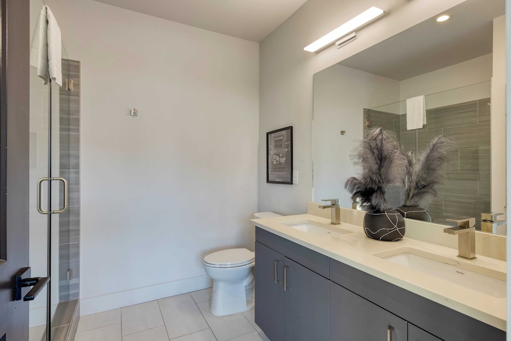 Sleeps 42 7 Modern Midtown Apartments w/ Gym + Pool Walkable to Shops & Eats