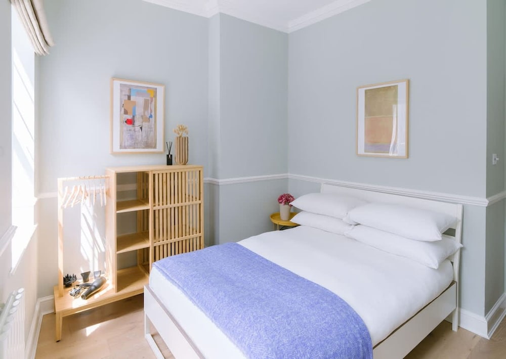 West End Drury Lane Modern 3 Bedroom Apt