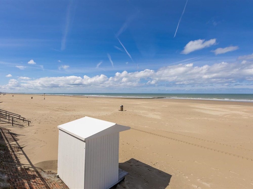Apartment on Zeedijk With Sea Views