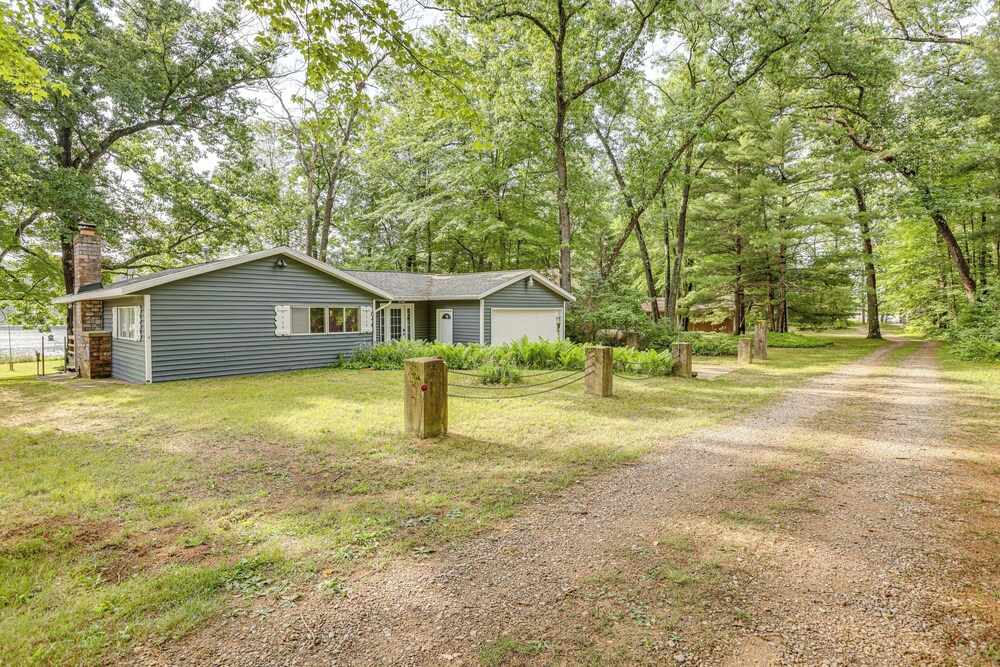 Lakefront Home w/ Deck: Central Michigan Escape!