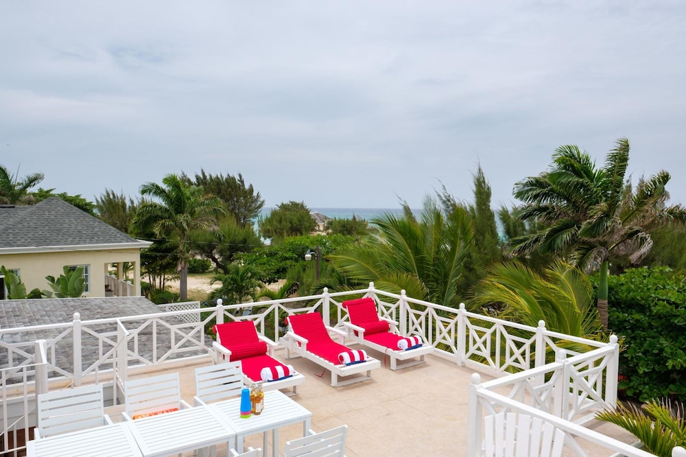 Dreamin Villa - 3 B R Beachfront w Staff