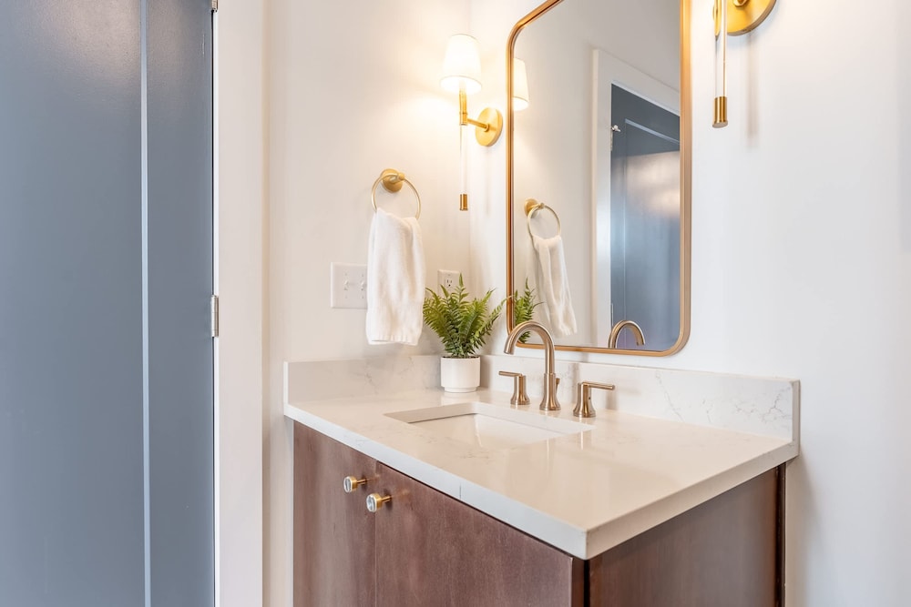 Luxe Group Stay With Hot Tub Rooftop Lounge