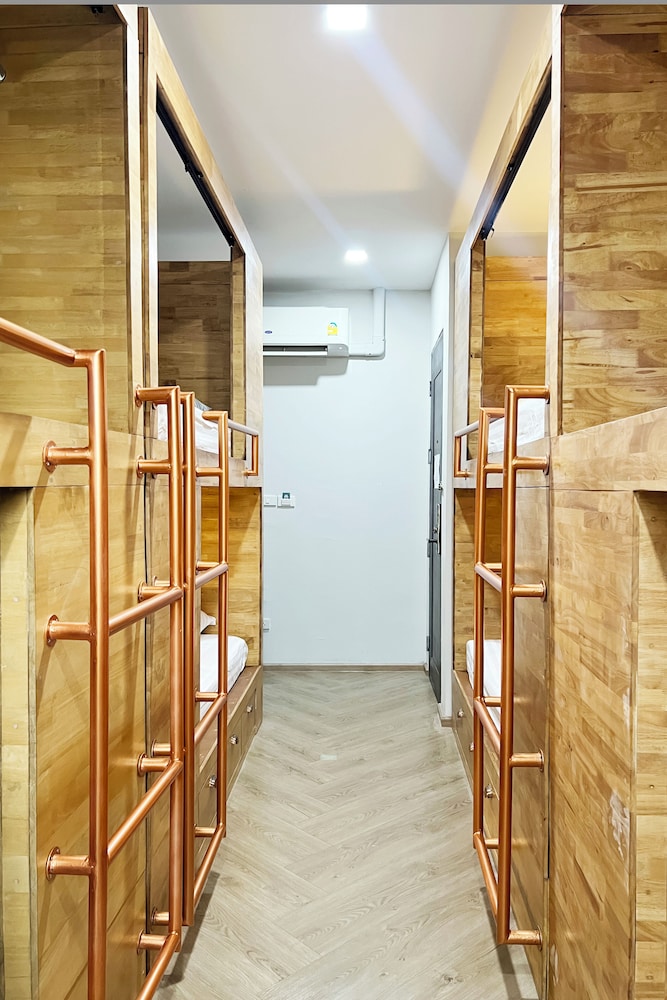 Poshtel 56