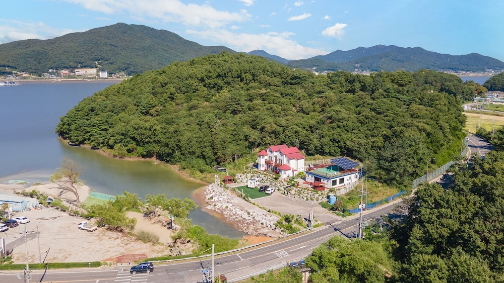 Ganghwa Punggyung Gryujineon zip Pension