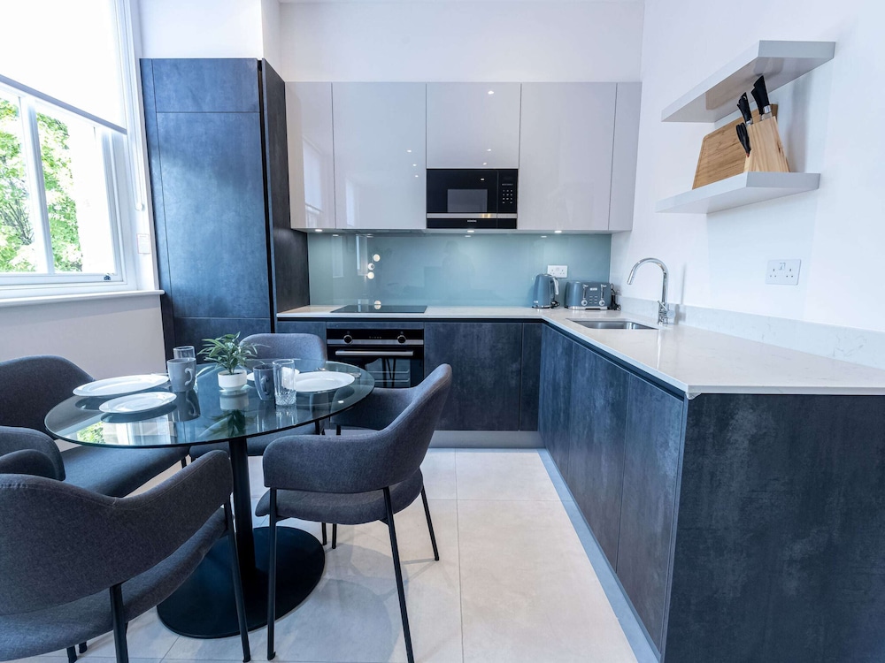 Modern Two-bedroom Near London Zoo by Sojo Stay
