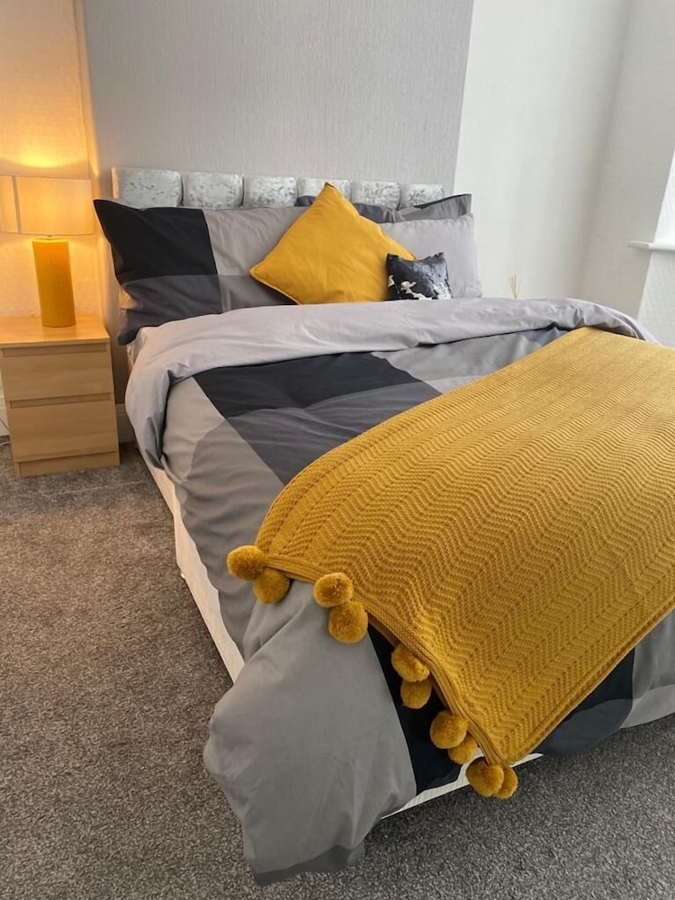 The 5 bed House With Spacious Rooms and Lounge view 4