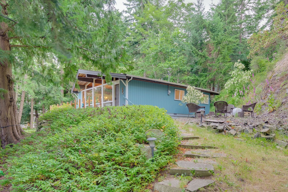 2 Blocks to Puget Sound Beach: Lummi Island Home