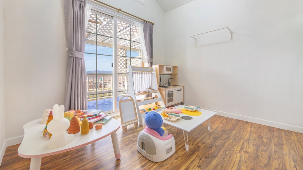 Ganghwa Hi Mom Kids Spa Pension Yellow