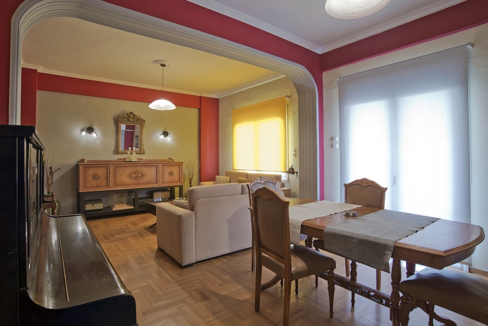 Baroness Apartment in Piraeus