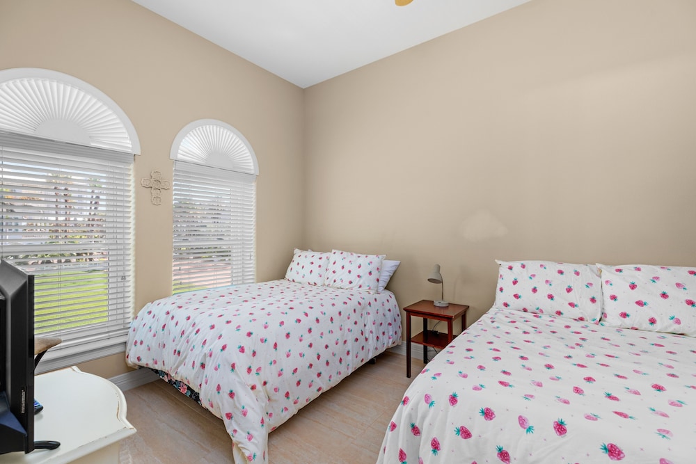 Kar - Private House Just Steps From Beach Access 4 Bedroom Home by RedAwning