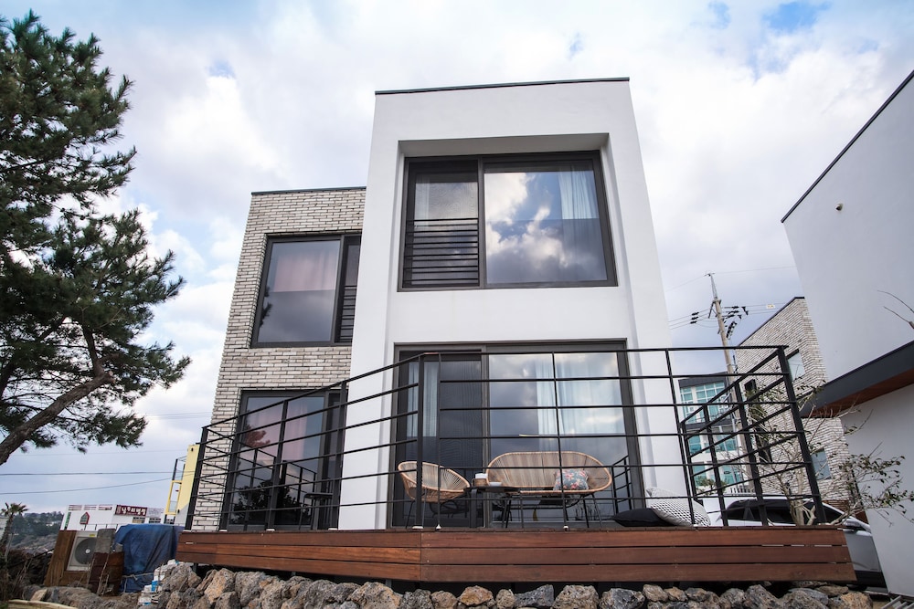 Aewol Bada Town House