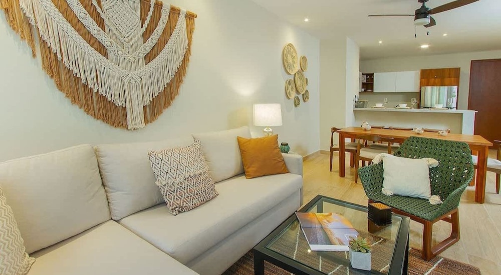 2 Br. Roof W/infinity Pool + Jacuzzi Spacious