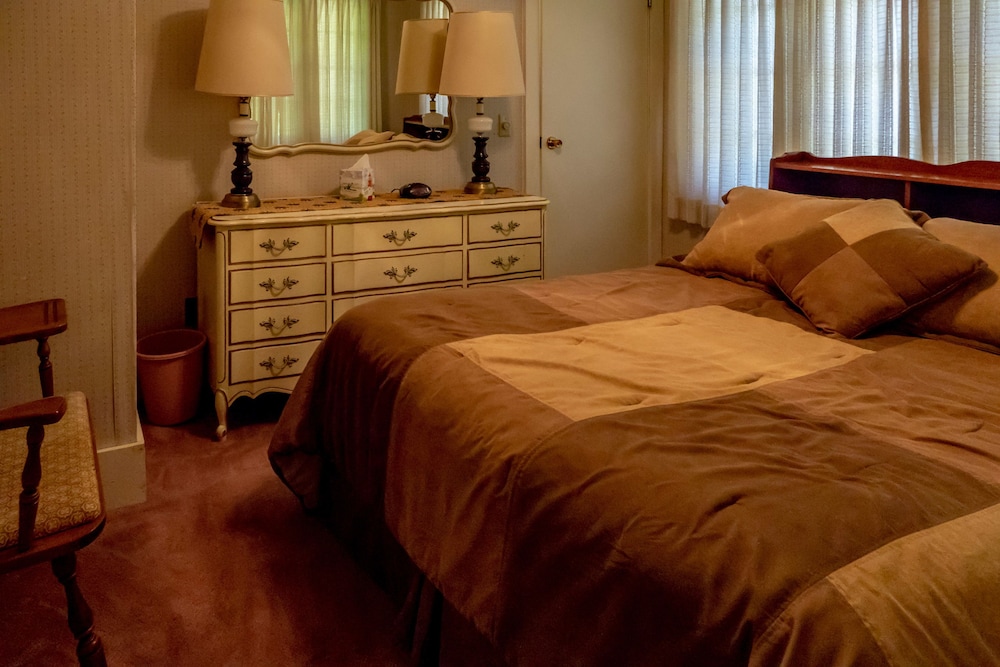 Maple Springs Lake Side Inn