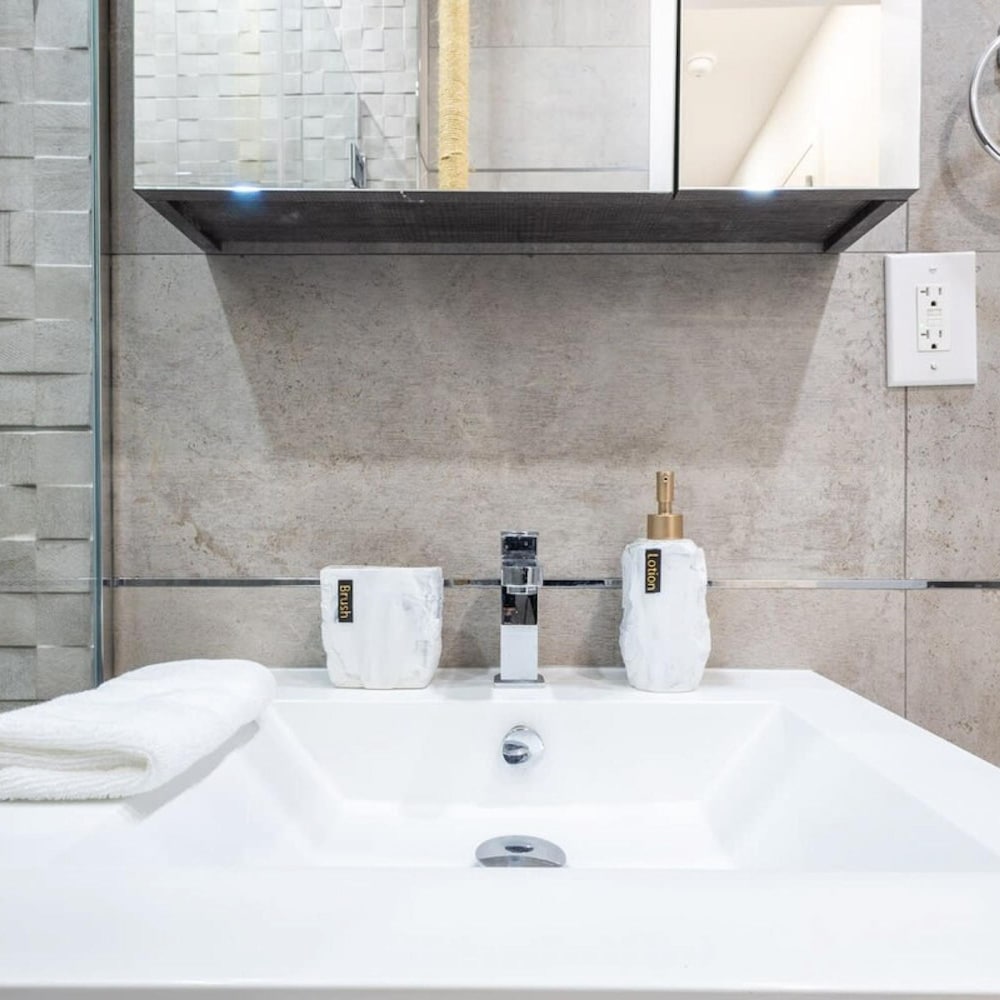 317-1an - New Modern 1BR W D Walk to Central Park