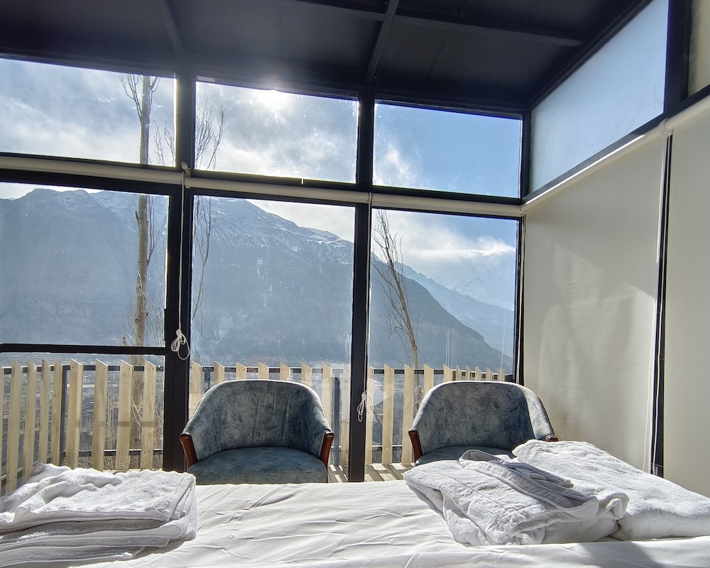 Stunning Cliff-edge 2-bedroom Chalet in Karimabad view 4