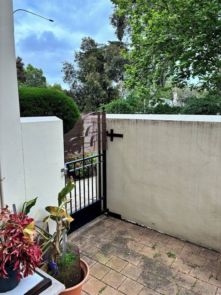 Cozy Tusmore Apartment With Private Garden City View Near Burnside Village Mall