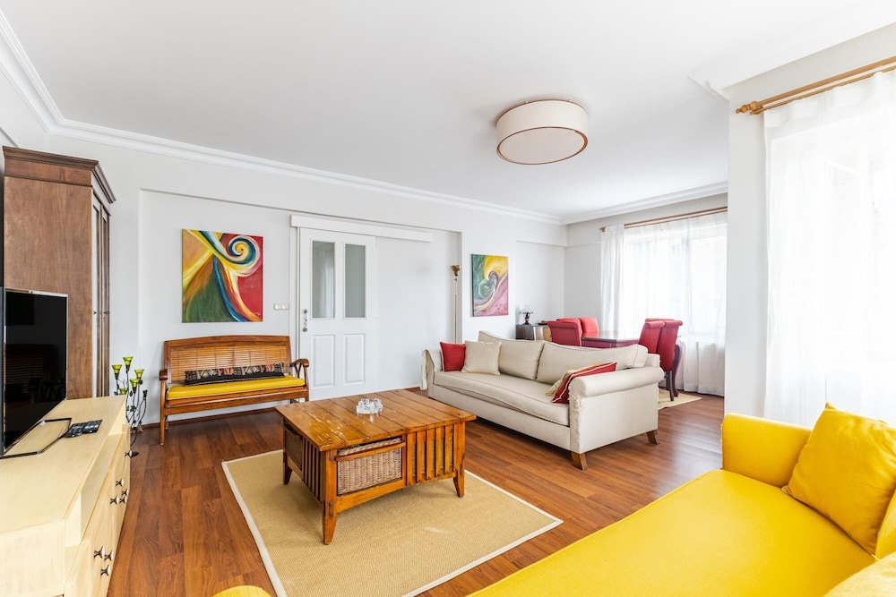 Chic Flat With Balcony Near Subway and Marmaray
