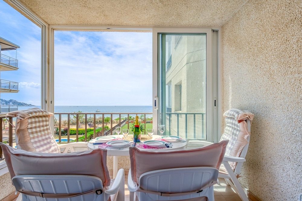 Apartment in Roses Near Platja del Eastrell