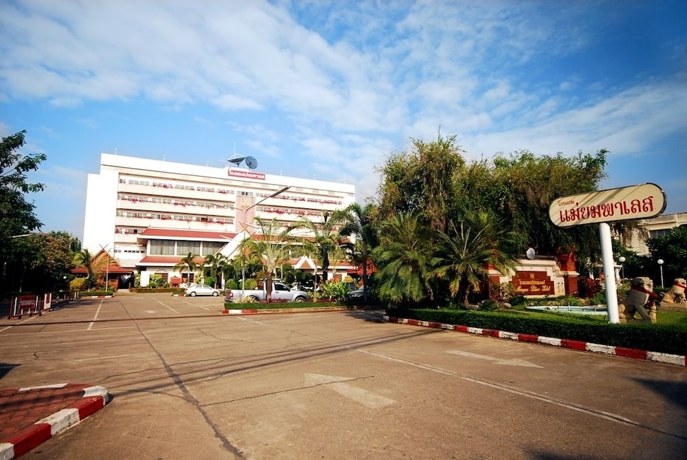 Mae Yom Palace Hotel
