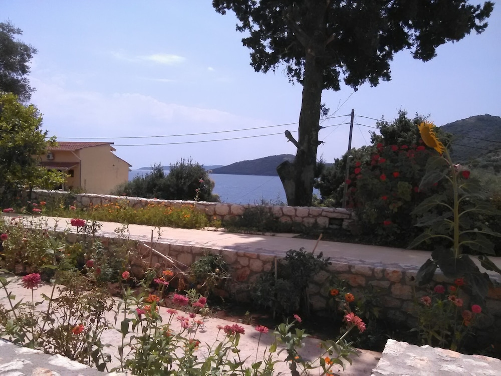 Mikros Gialos Apartments