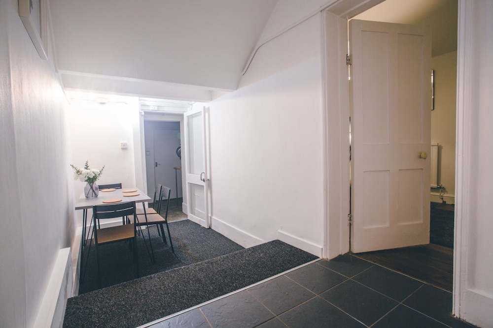 Short Stay Bristol - Pembroke Apartment view 2
