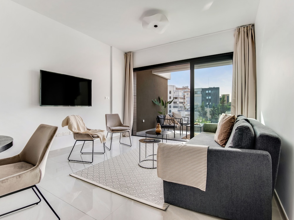Sanders Premier - Cozy 2 bdr apt With Balcony