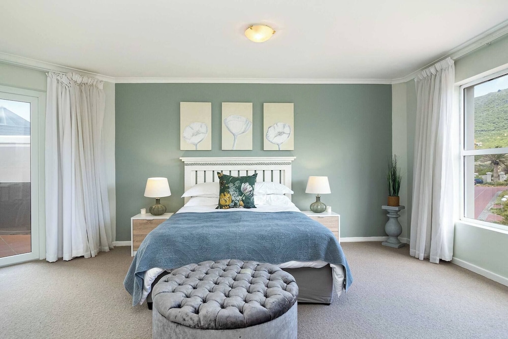 Beachfront Villa Sea Breeze, Hout Bay, Cape Town