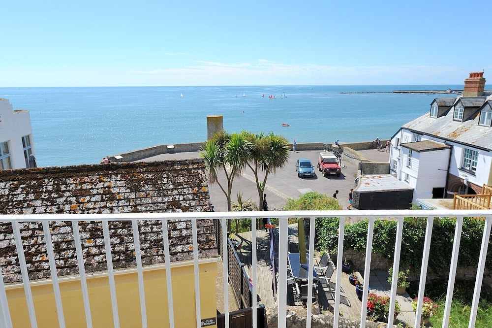 6 Bay View Court
