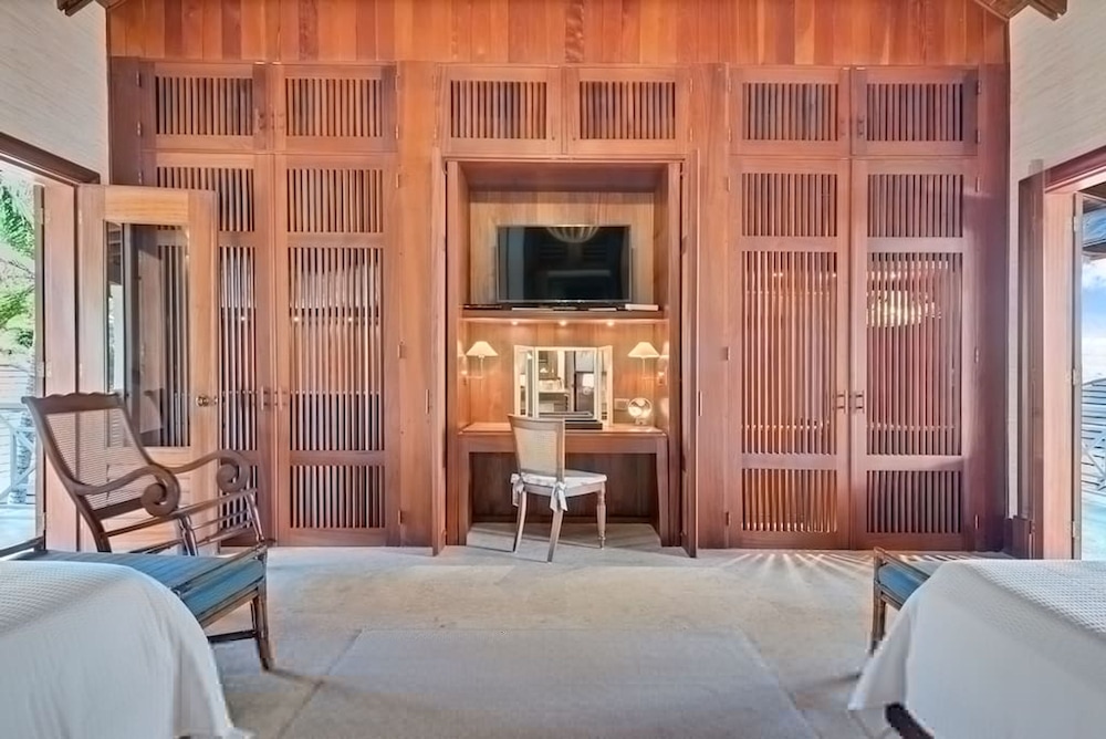 Magnificent Eight Bedroom Holiday Home
