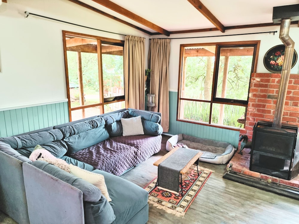 Rustic Country Lane Farmhouse in Lysterfield