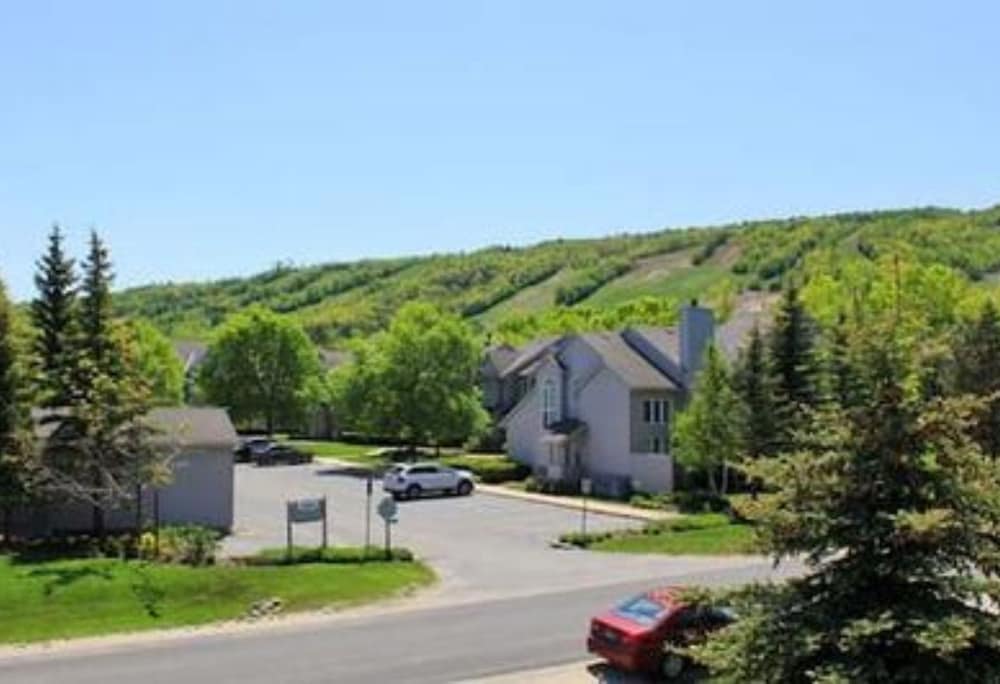 5 Bed Blue Mountain Luxury Chalet with Hot Tub 159 - Image 1