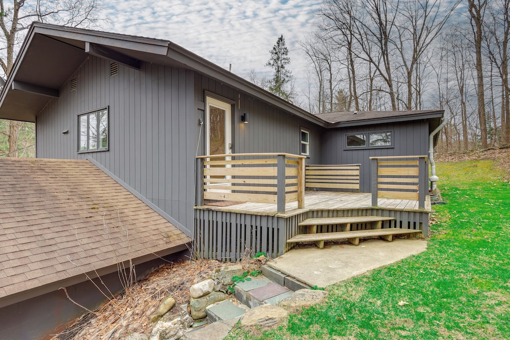 2 Mi to Hoosic River: 'the Moss House' w/ Deck!