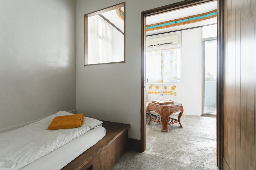 LowPressure restaurant & surf guesthouse view 2