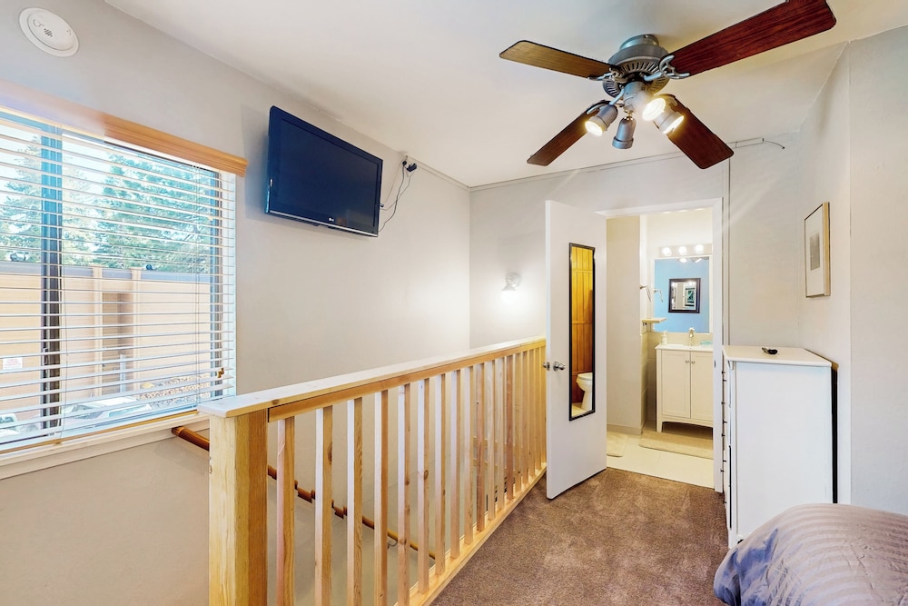 1BR Townhome w/ Spa Access Near Trails