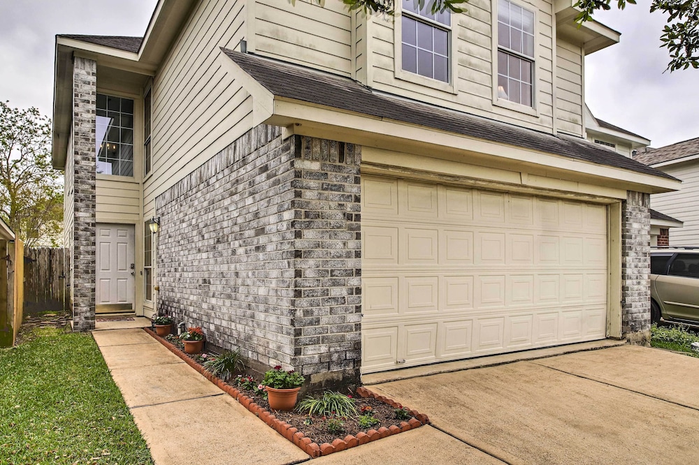 Spacious Houston Getaway < 18 Mi to Downtown! view 3