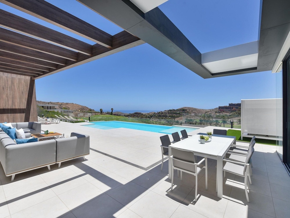 Villa in Salobre With Pool & Golf Nearby