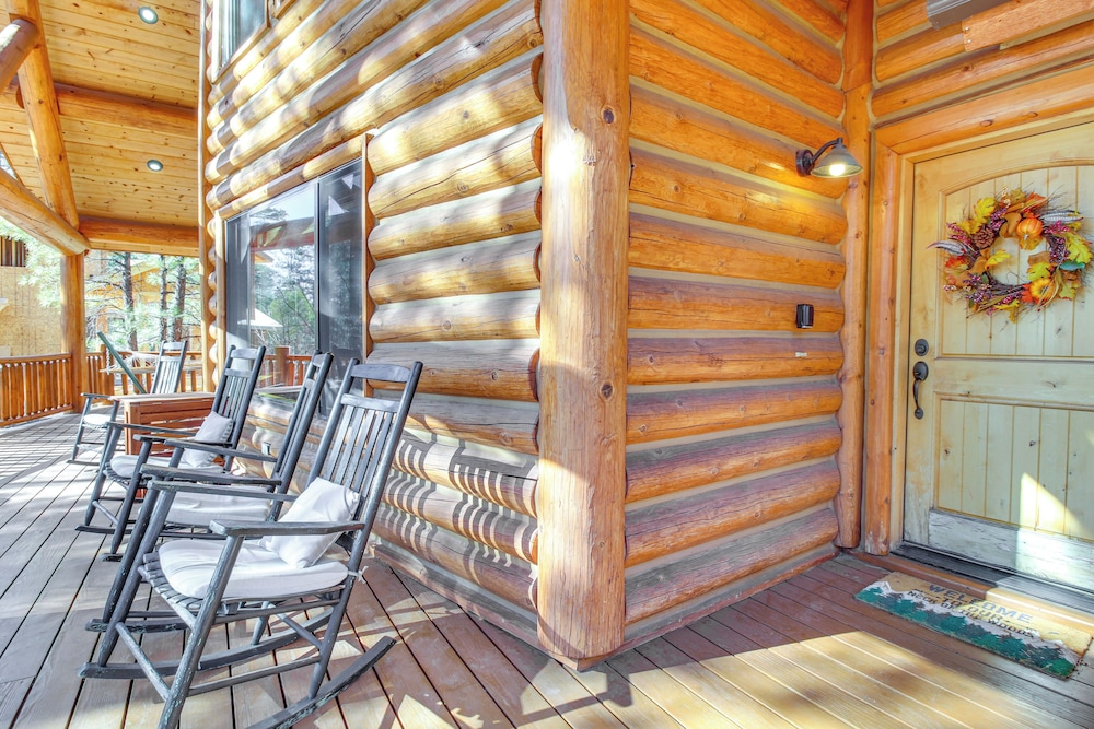 Fire Pit: Cozy Winter Cabin, 45 Mi to Sunrise Park