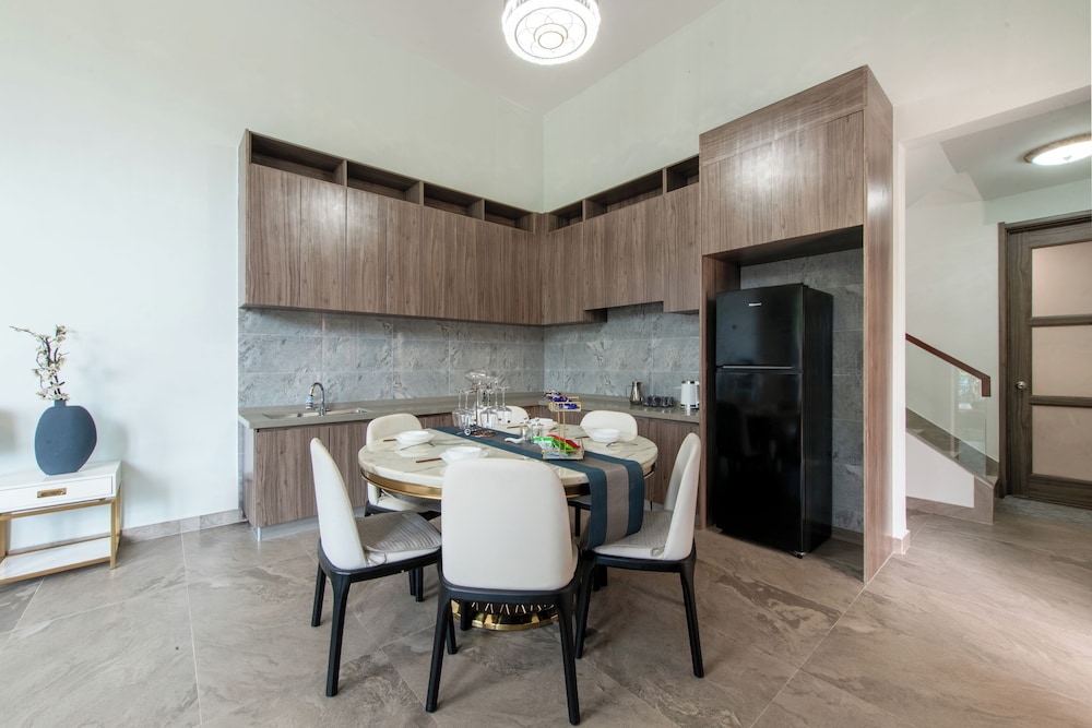 Forest City Golf Villa by A & Home Party