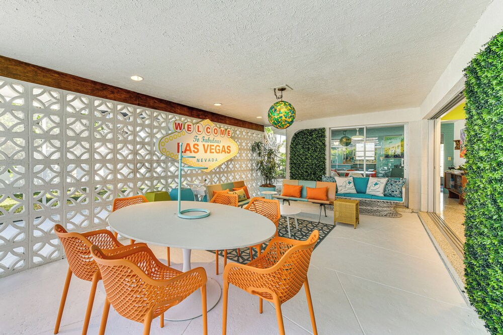 Lanai & Pet Friendly! Retro-chic Sarasota Home!