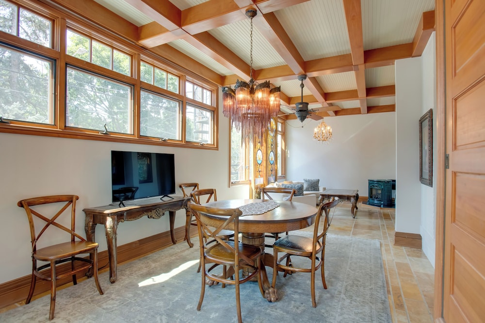 Victorian-style Cheesman Park Apt - 2 Mi to Dtwn