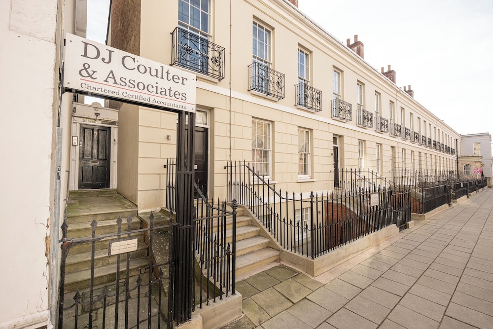 Gorgeous 1 BD in Central Cheltenham