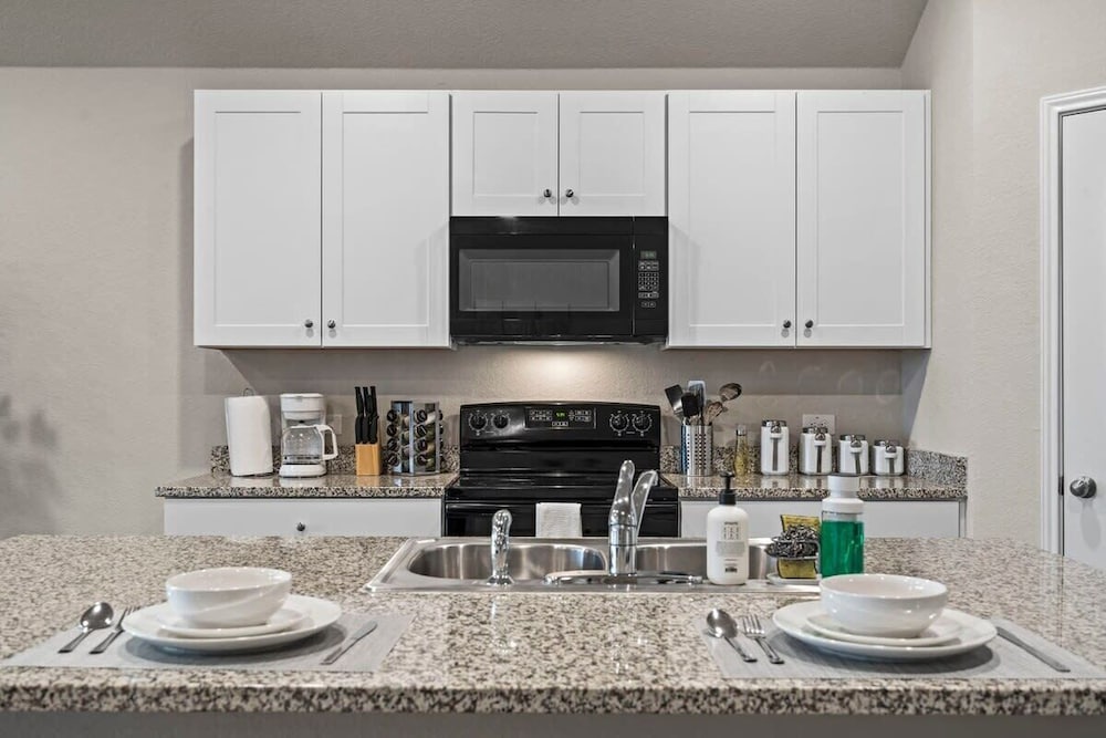 @ Marbella Lane - Amazing 4BR Lakeview Home