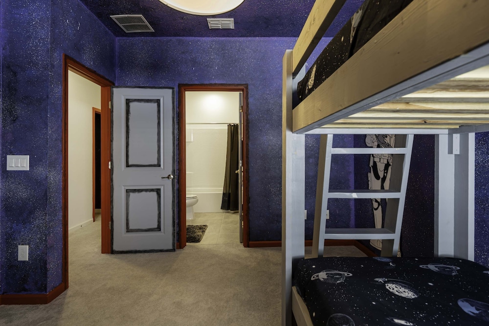Family Villa w Pool Games n Themed Rooms