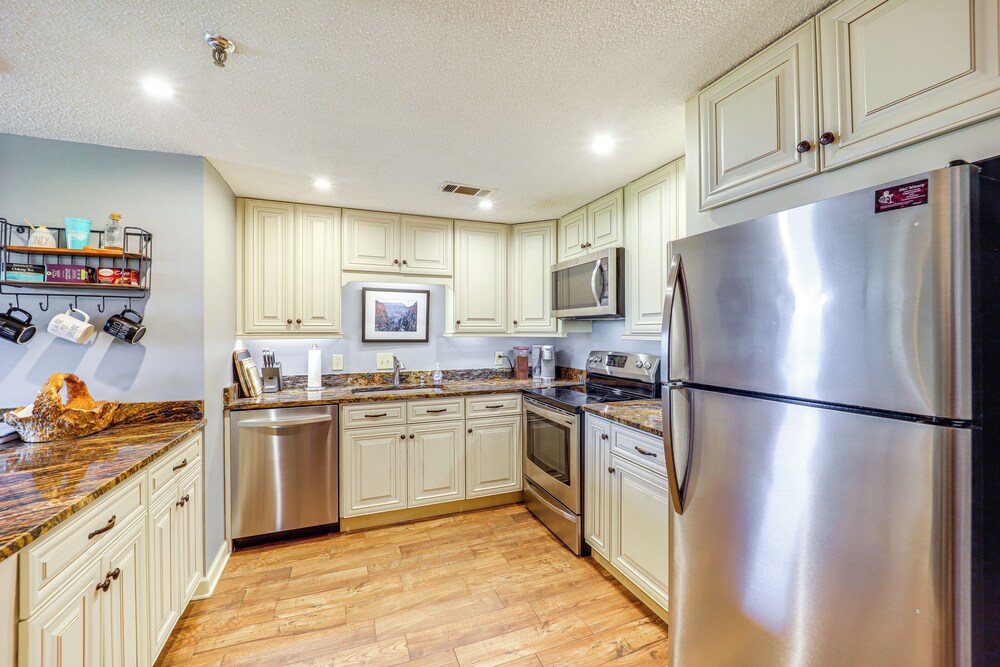 3 Mi to Sugar Mtn Resort: Condo w/ Pool & Hot Tub