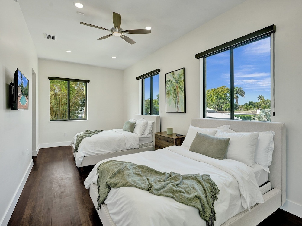 Villa Riverland With Heated Pool On The Water 5 Bedroom Villa