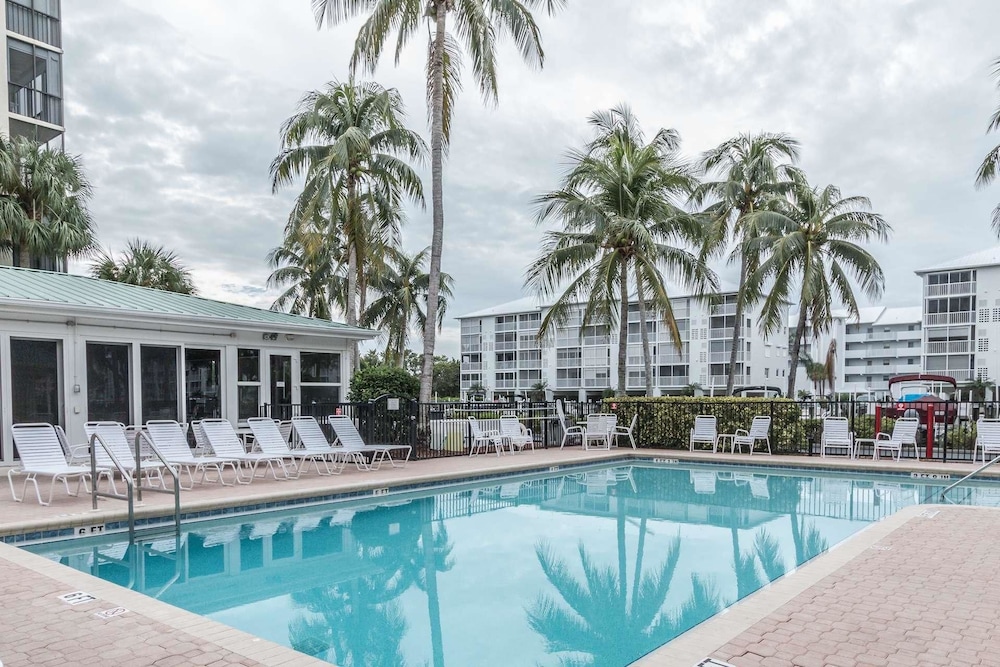 Hibiscus Pointe 124
