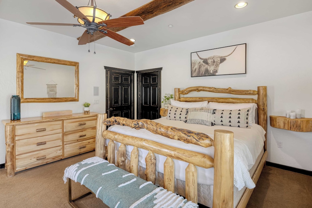 Group Cabin + Lake and Mountain View Pet-friendly, Fireplace, Games, Loft