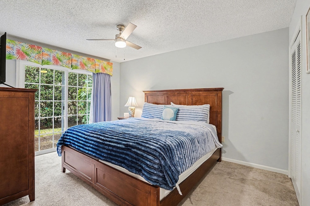 6F Cumberland - split level, 2 bedroom villa, full access!! 2 Condo